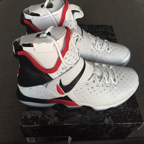 nike lebron xiv 14 premi l'interruttore scarpe 105 nwb poshmark nike lebron xiv 14 premi l'interruttore scarpe 105 nwb poshmark